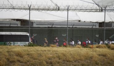 Gobernador de Texas ordena regresar a migrantes a la frontera