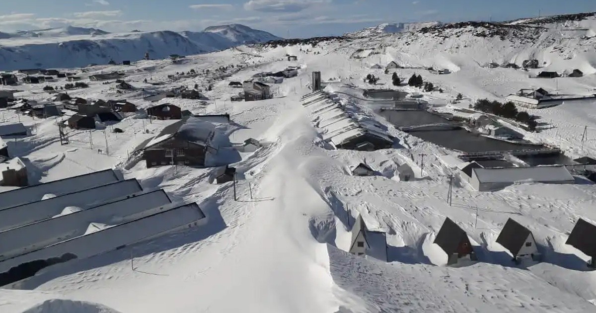 He dug out of his snow-covered house and searched the "white paradise"