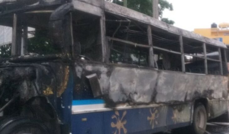 In Chilpancingo hooded men set fire to bus and combi