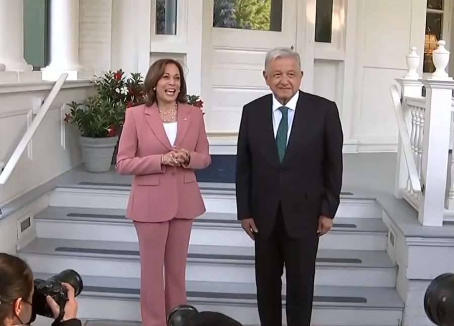 Kamala Harris receives AMLO on his visit to the United States