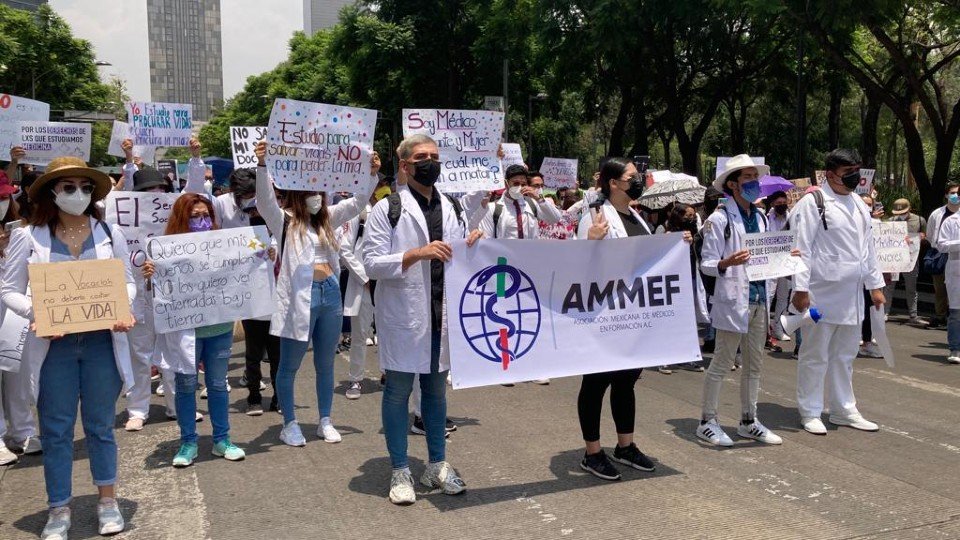 Médicos pasantes protestan y exigen seguridad en su servicio social