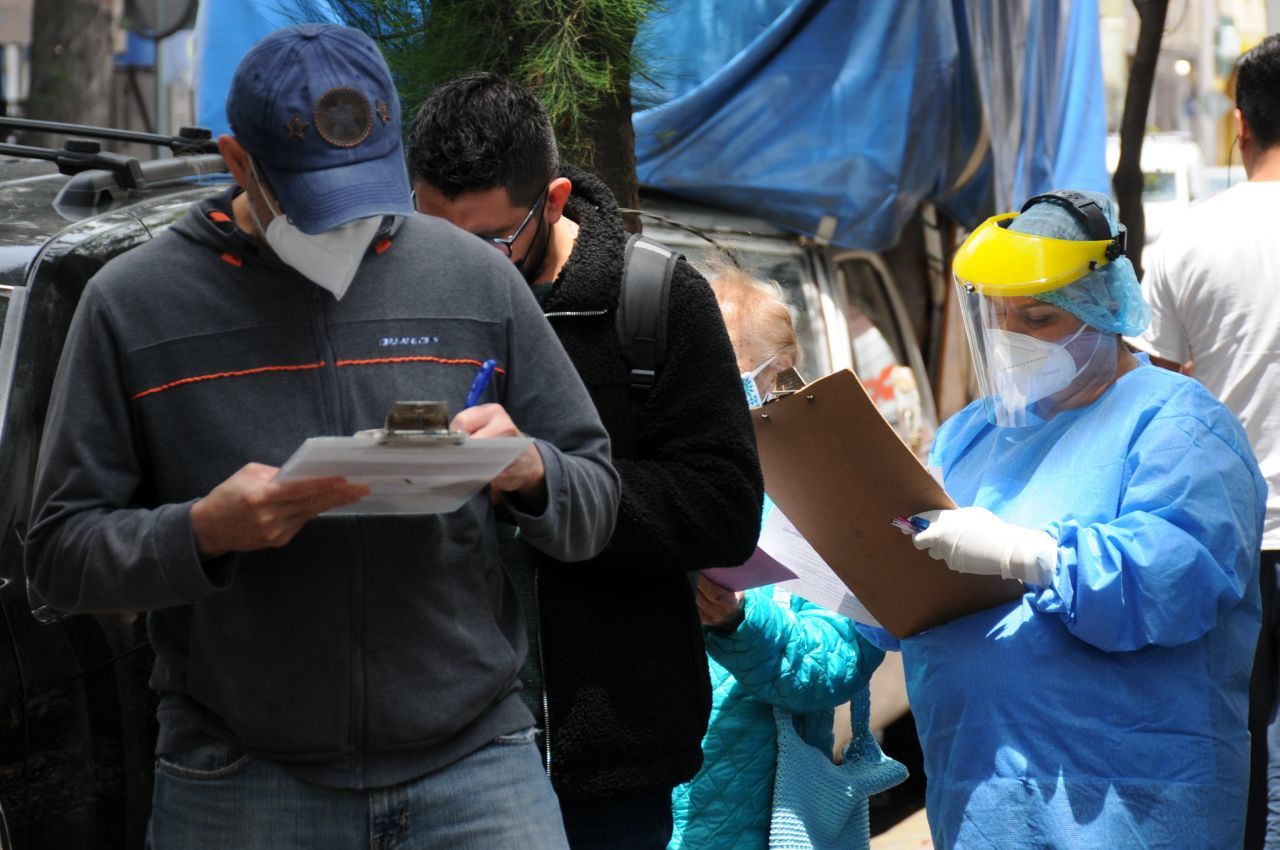 México hila tres días con más de 24 mil casos de COVID