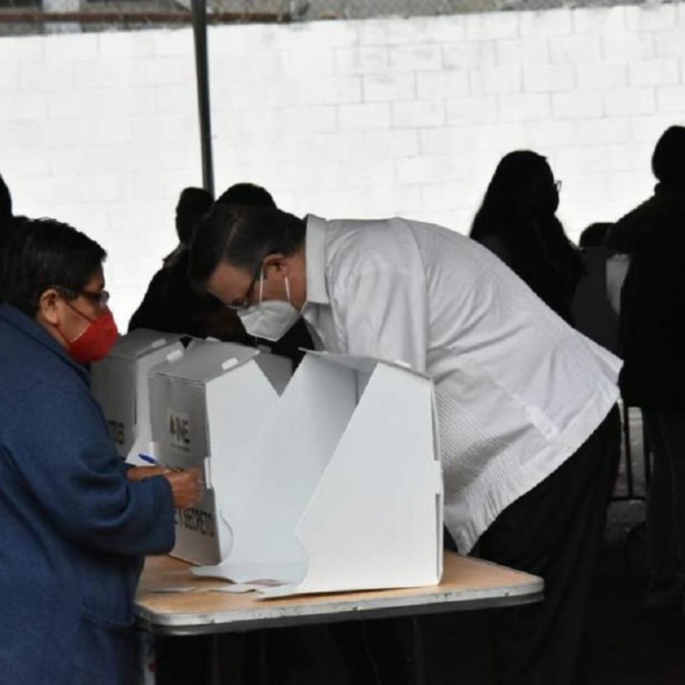 Participa Marcelo Ebrard en votación interna de Morena