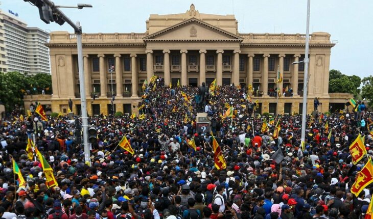 Protestas masivas llevan a la renuncia al presidente de Sri Lanka