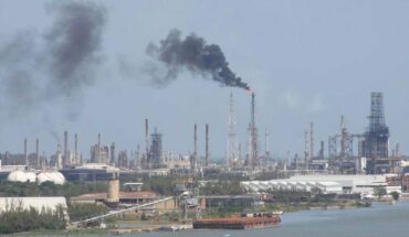 Trabajador muere y otro desaparece tras incendio en refinería de Pemex