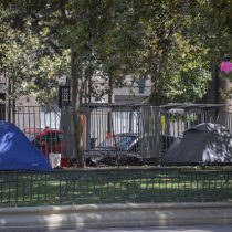 84 personas que dormían en carpas en la Alameda fueron reubicadas en albergues por la Municipalidad de Santiago