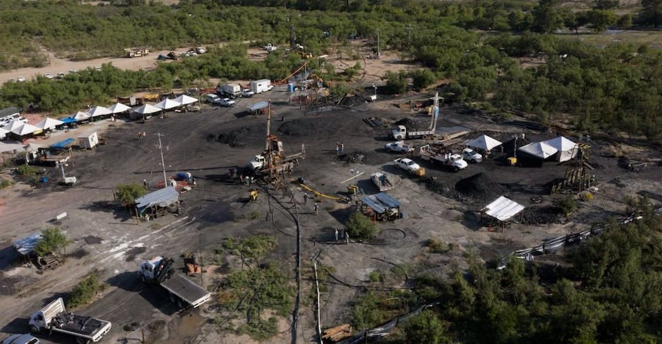 Acuerdan rescate y memorial con familias de mineros en Coahuila