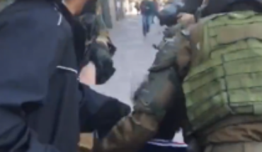 Brutal detención de estudiante en Plaza de Armas: Defensoría de la Niñez anuncia la evaluación de acciones instituciones contra Carabineros
