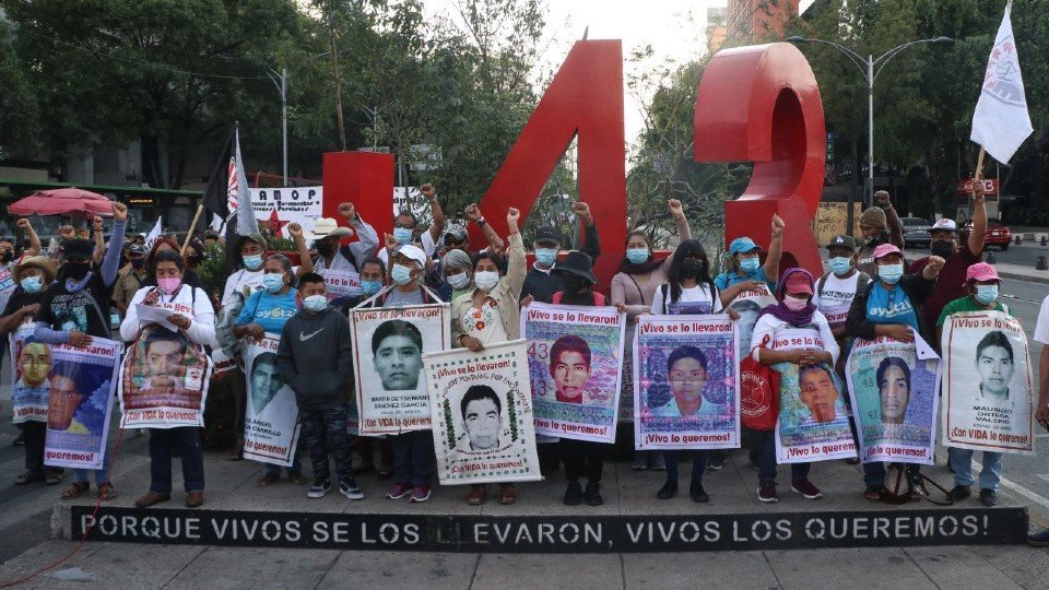 Caso Ayotzinapa no está cerrado, dice AMLO y defiende al Ejército