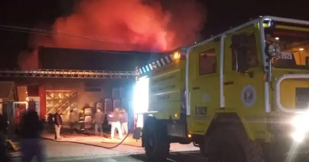 Chaco: Rescataron a un bebé entre los escombros de una distribuidora incendiada