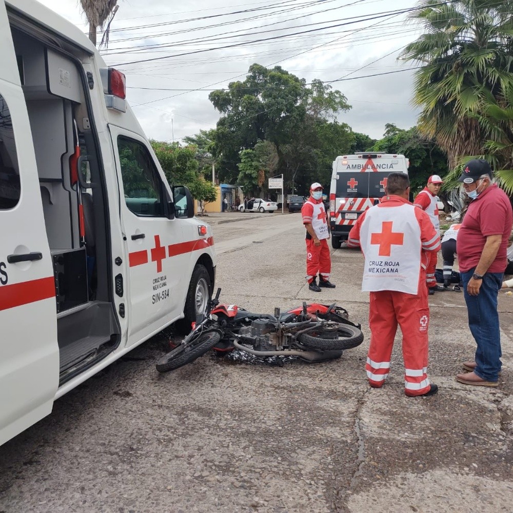 Choque de ambulancia de Cruz Roja deja a dos motociclistas lesionados