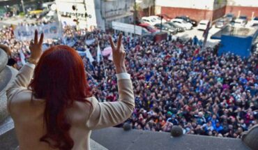Cristina Fernández de Kirchner saludó a los militantes desde el balcón del Congreso tras su discurso