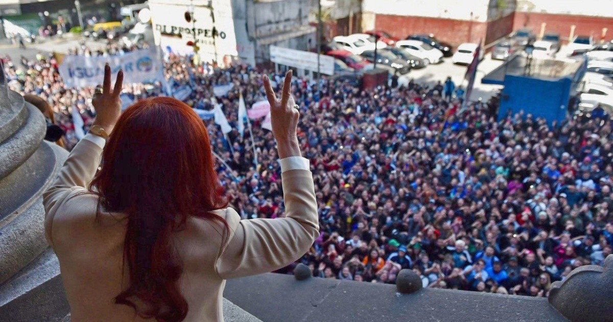 Cristina Fernández de Kirchner saludó a los militantes desde el balcón del Congreso tras su discurso
