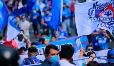 Cruz Azul fans attack Gallos fan