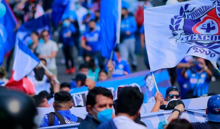 Cruz Azul fans attack Gallos fan