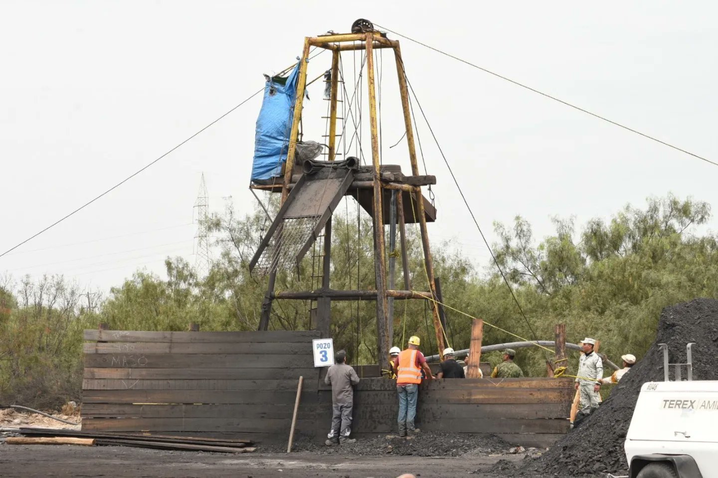 Dueños de pozos mineros usan prestanombres para vender a CFE