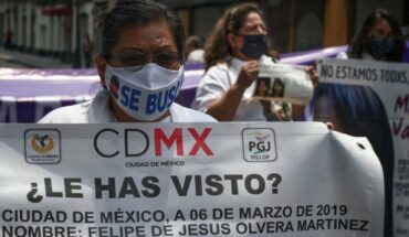 Familiares de desaparecidos realizan cierre de la CEAV en CDMX