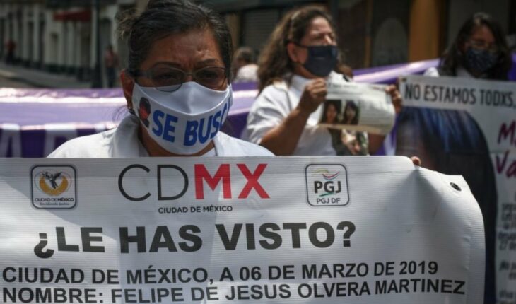 Familiares de desaparecidos realizan cierre de la CEAV en CDMX