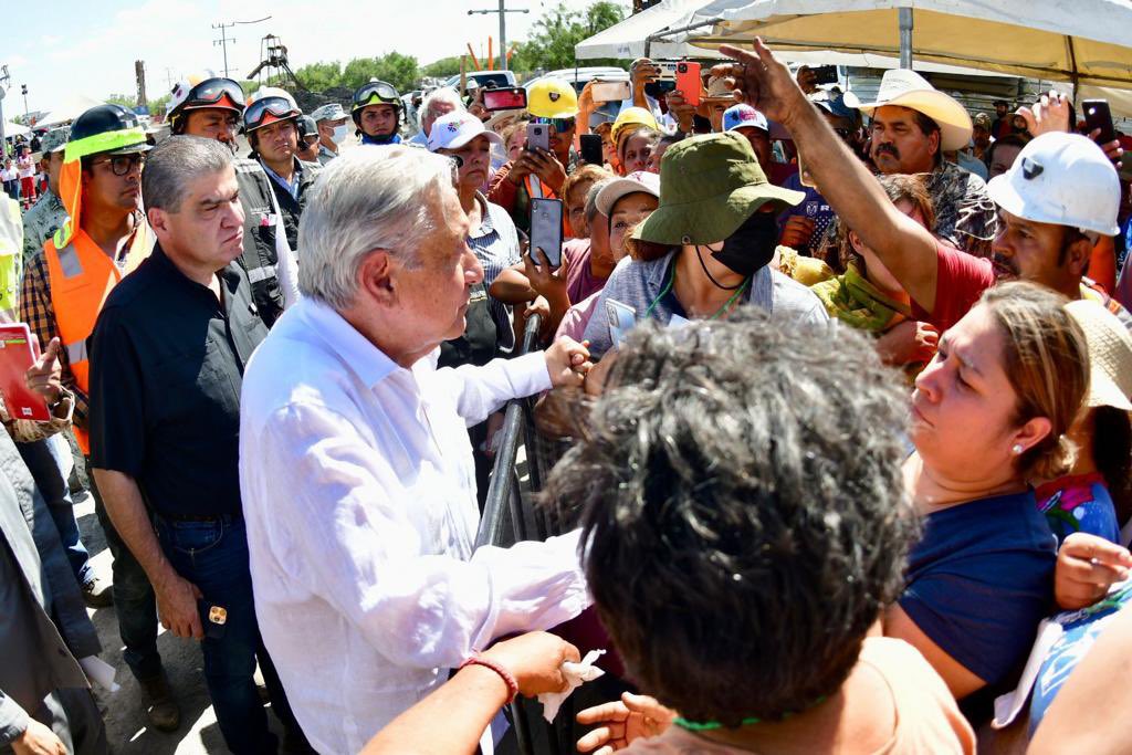 Familiares de mineros atrapados en Coahuila reclaman a AMLO