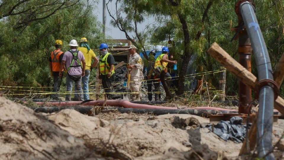 Gobierno consultará con familias plan de rescate de mineros en Coahuila