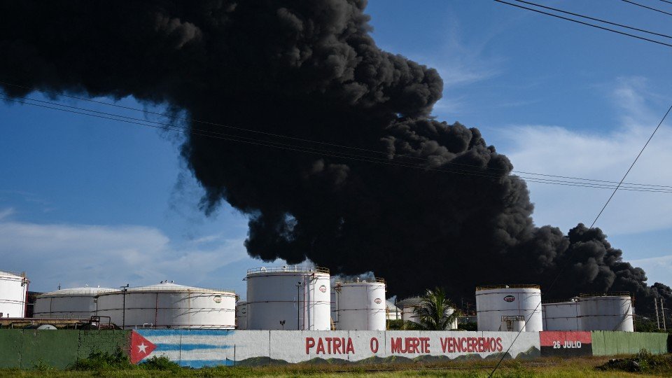 Incendio en tanques de petróleo en Matanzas, Cuba, deja más de 70 heridos