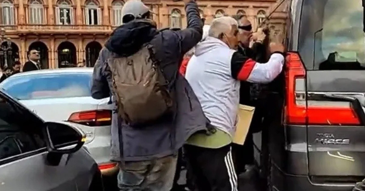 Massa denunciará a los manifestantes que lo agredieron