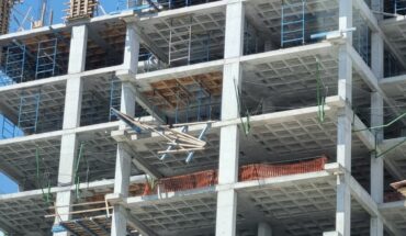 Mueren dos trabajadores al caer de una construcción en Monterrey