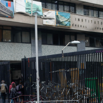 Municipalidad de Santiago interpone querella contra los responsables de los incidentes en el Instituto Nacional: intentaron incendiar el techo del establecimiento
