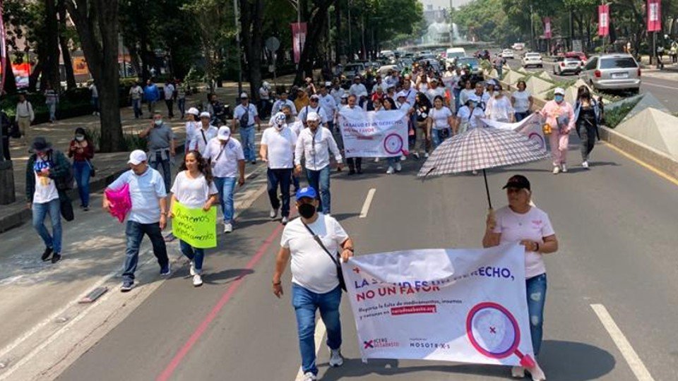Pacientes con cáncer y ONG protestan en Reforma por falta de medicamentos