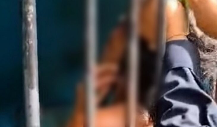 Policía Municipal AMARRA a mujer del cuello en celda de Huixtla