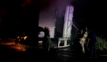 Trailer catches fire on Mexico 15 in Guasave, Sinaloa