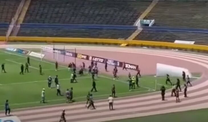 Violencia en el fútbol: hinchas de Deportivo Quito invadieron la cancha para atacar al árbitro
