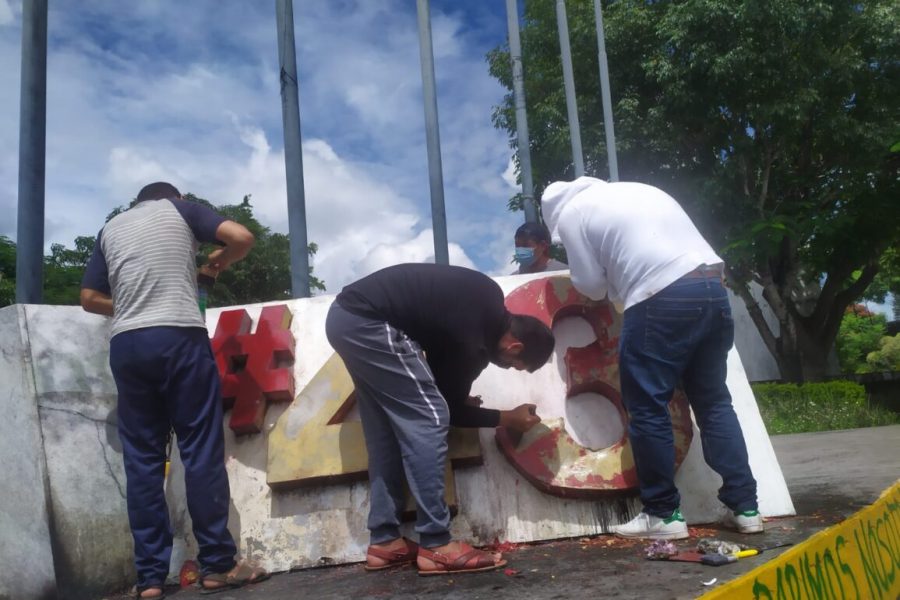 2 hombres incendian antimonumento a los 43 en Chilpancingo