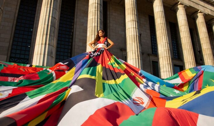 Flor de la V lució un vestido hecho con las banderas de los países donde ser LGBTIQ+ es ilegal