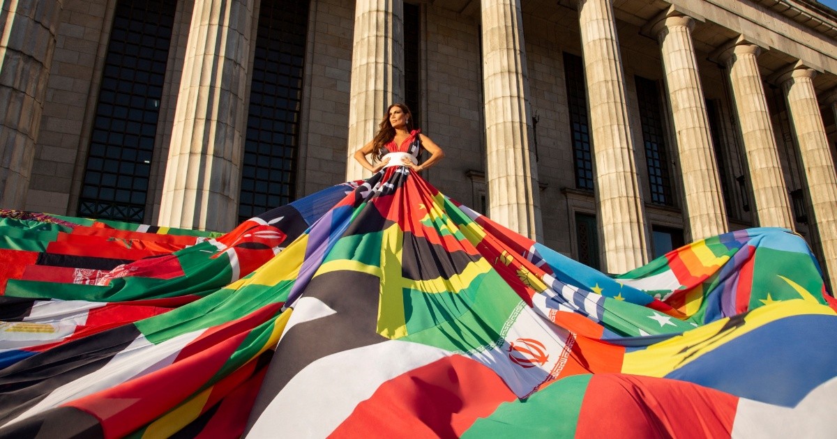 Flor de la V lució un vestido hecho con las banderas de los países donde ser LGBTIQ+ es ilegal