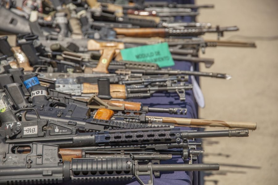 Juez de EU desestima demanda de México a empresas de armas