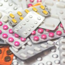Los riesgos de automedicarse y comprar remedios en lugares no autorizados