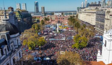 Marcha de la Democracia: una multitud se movilizó a Plaza de Mayo tras el atentado contra la Vicepresidenta