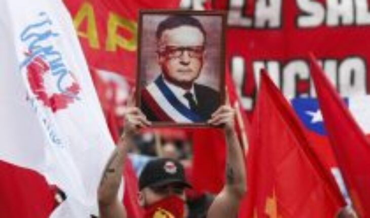 Miles de personas homenajean a Salvador Allende en el 49 aniversario del Golpe de Estado