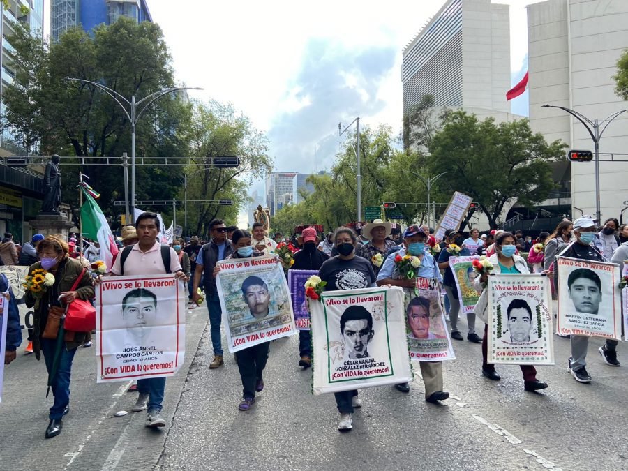 "Ni perdón ni olvido", marchan en octavo aniversario de Ayotzinapa