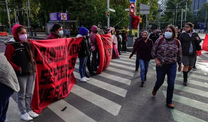 Normalistas continúan bloqueo en Reforma e Insurgentes; aquí alternativas viales