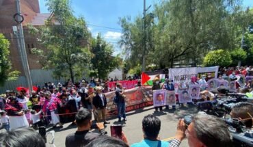 Padres de los normalistas exigen extradición de Zerón en embajada de Israel