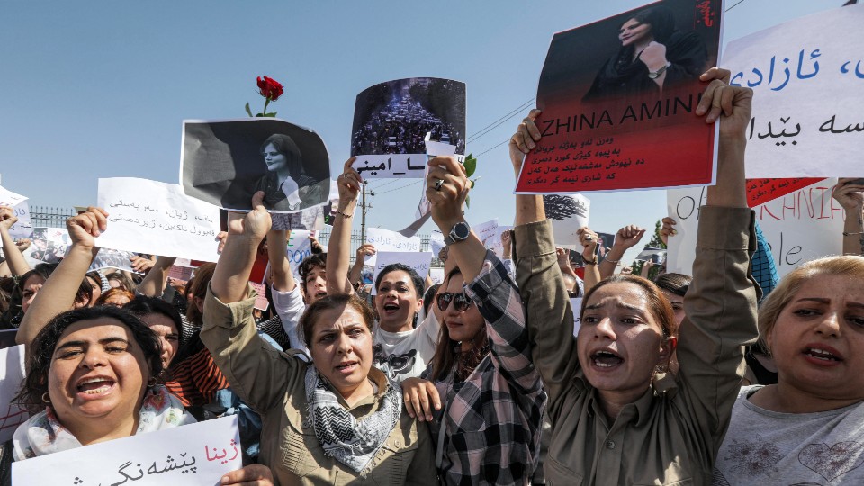 Suman 35 muertos en Irán tras protestas por el caso de la joven Mahsa Amini