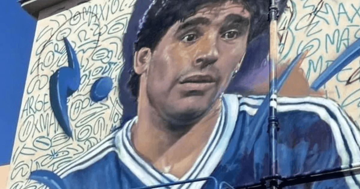 Un argentino hizo un sorprendente mural de Diego Maradona en Pompeya y le cambiaron el nombre a la calle