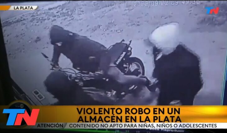Video: LA PLATA I Motochorros rompieron la puerta de un almacén con sus motos para robar
