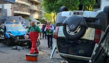 Accident in Núñez: a patrol car collided with a car, overturned and there are injured