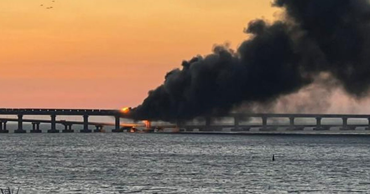 Al menos tres muertos por la explosión de un camión bomba en el puente de Crimea