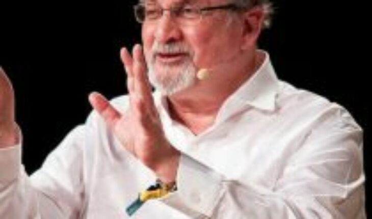 Escritor Salman Rushdie perdió un ojo y el uso de una mano tras ser apuñalado en agosto