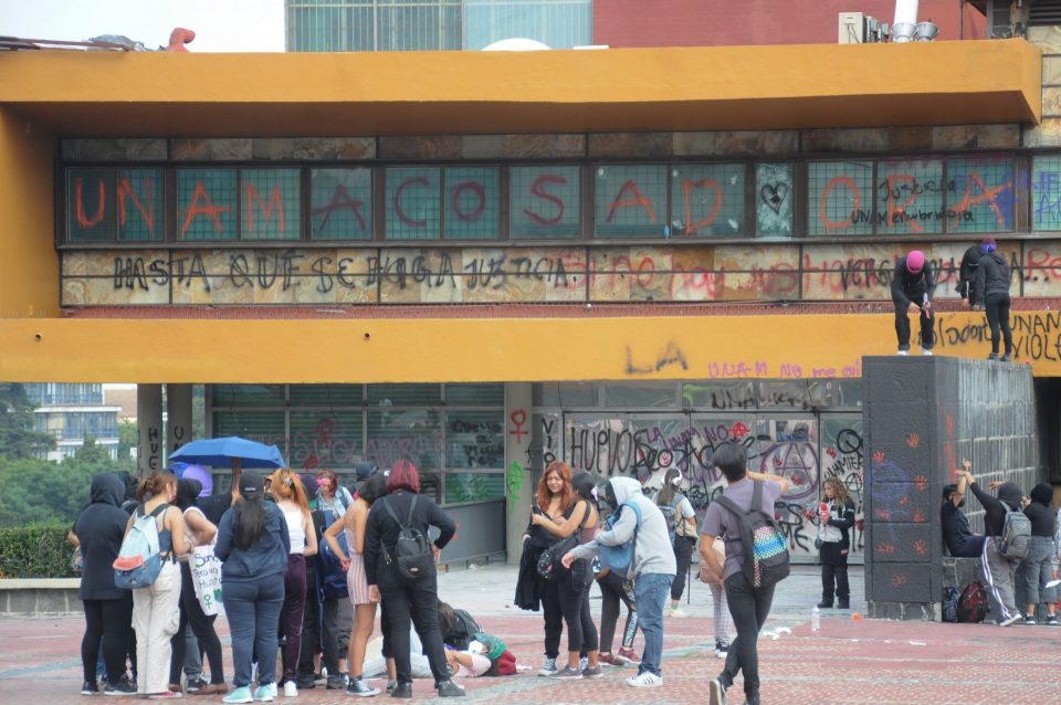 Manifestantes pintan Rectoría por violación a alumna del CCH Sur