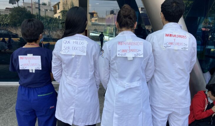 Médicos protestan por acusación de robo de compañero